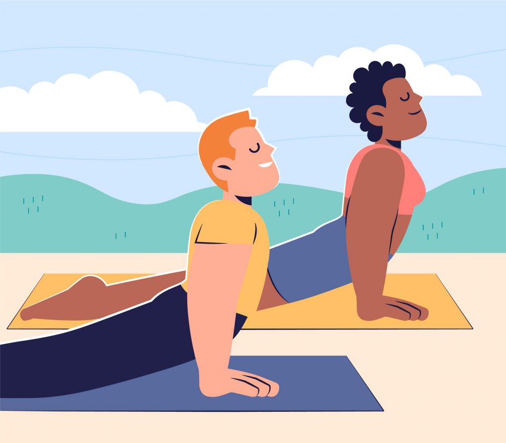 Fille et garçon font du yoga. Ils sont dans la posture du chien tête en haut ou du cobra. Ils ont l'air serein et content. Ils sont dehors avec un paysage de montagne au fond.